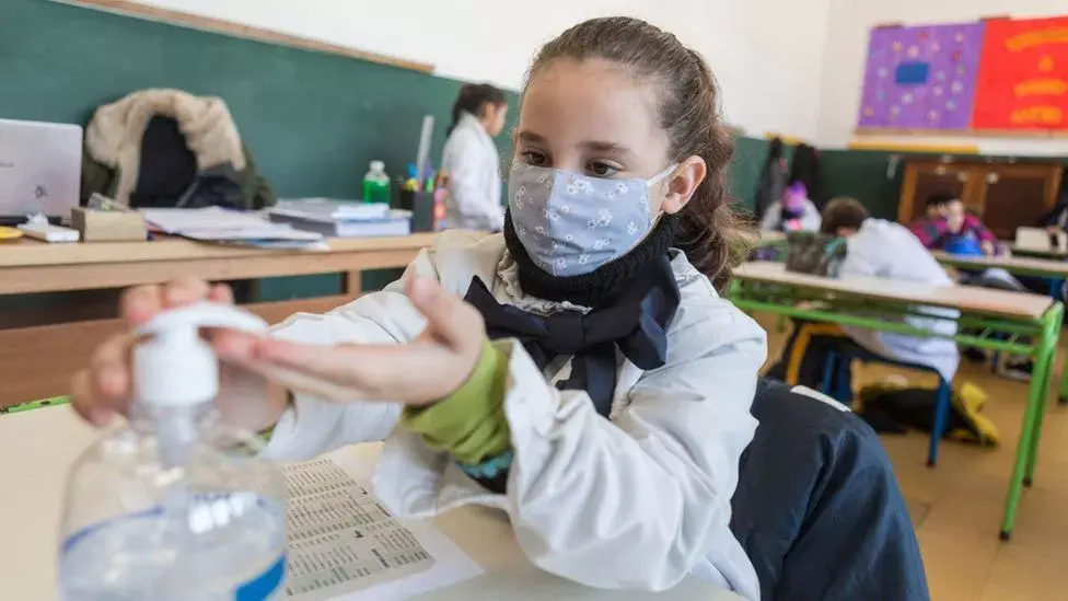 Niños infectados en guarderías llevan Covid-19 a casa