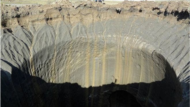 El gigantesco cráter de 50 metros de profundidad que apareció en Siberia y causa asombro entre los científicos