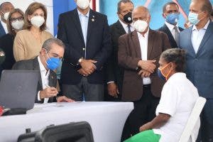 Presidente Abinader llama a todos los dominicanos sin seguro médico a que se inscriban en el SENASA