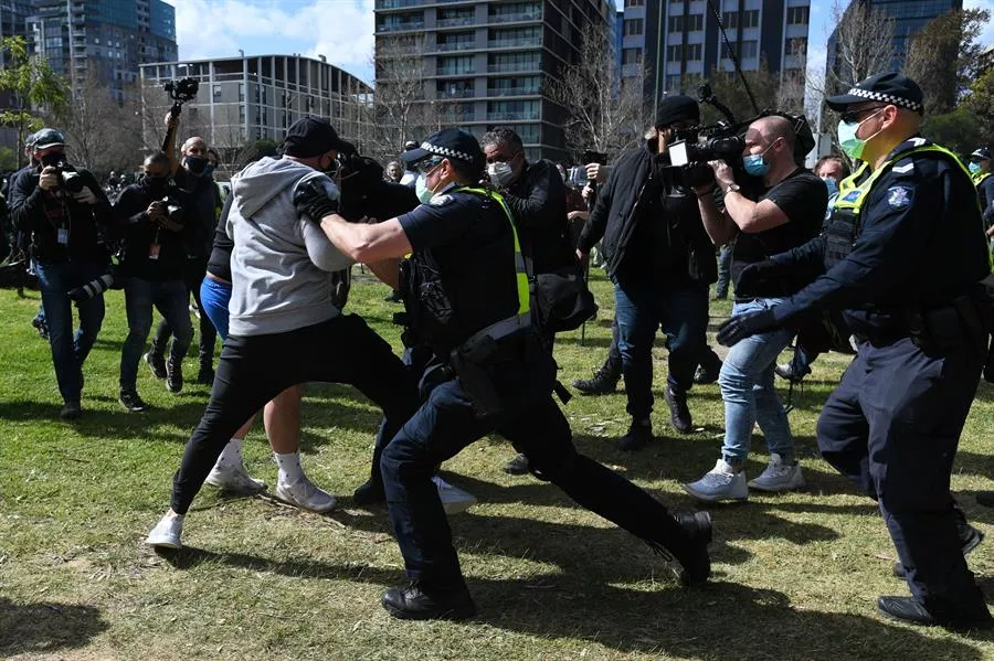 Al menos 18 detenidos en protestas contra el confinamiento en Australia