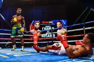 Dominicano Jeison “Banana” Rosario cae ante estadounidense Jermell Charlo en pelea unificadora