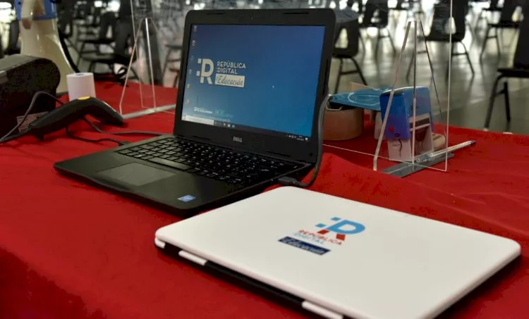 Ministerio de Educación comienza entrega de computadoras a profesores