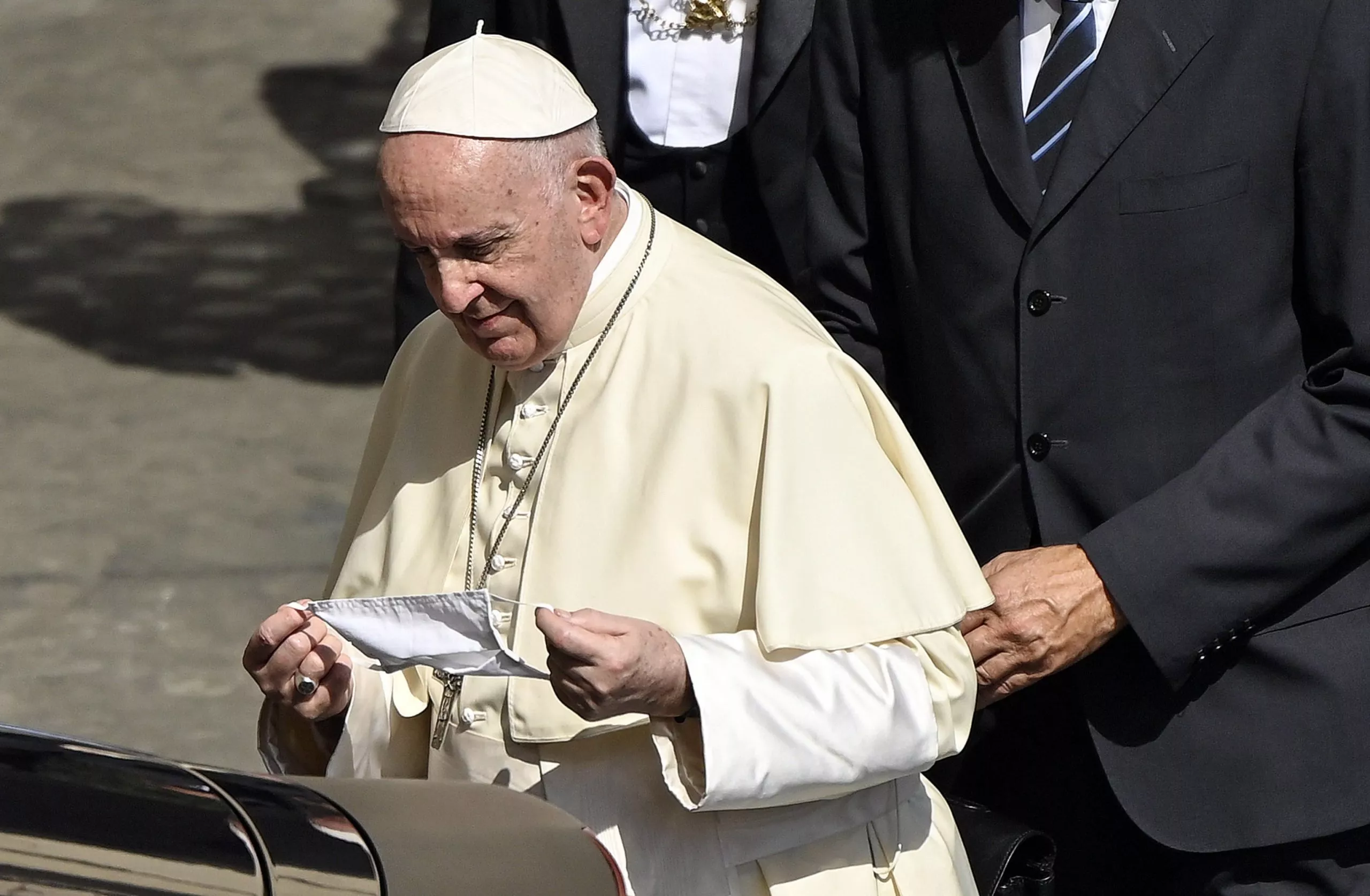 El papa se pone la mascarilla