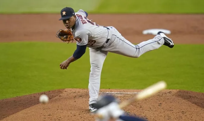 Valdez lanza sólido y acerca a los Astros a la postemporada     