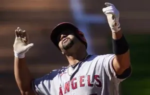 Pujols empata con Mays