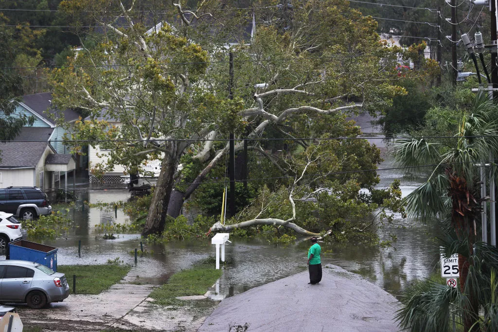 La tormenta Beta se acerca a Texas y el huracán Teddy a Bermudas     