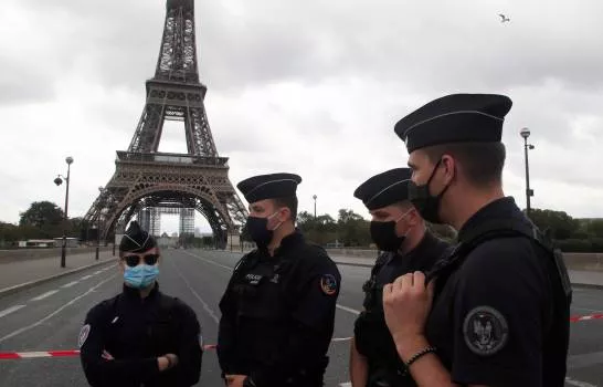 Desalojan la Torre Eiffel por falsa amenaza de bomba