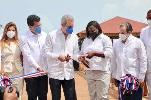 Presidente Luis Abinader inaugura muelle turístico en Miches