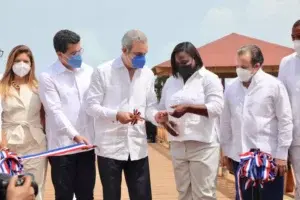 Presidente Luis Abinader inaugura muelle turístico en Miches