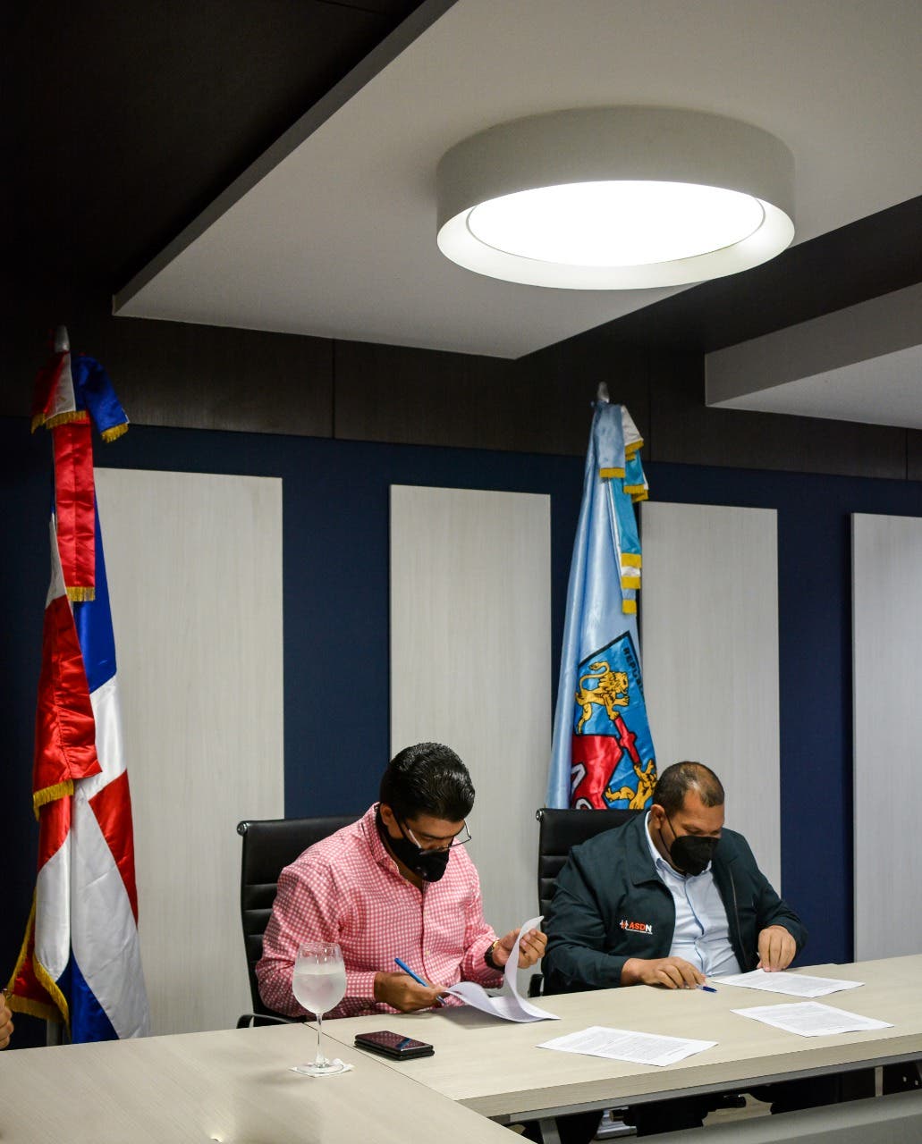 CAASD firma acuerdo con Alcaldía SDN para cederle terrenos donde construirán plaza de buhoneros