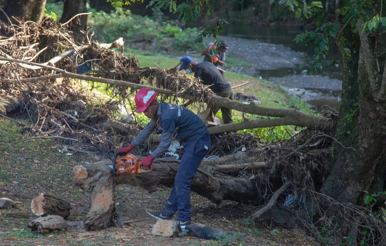 Alcaldía de Santo Domingo Norte realiza limpieza de río El Higuero