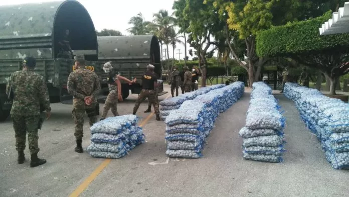 Ejército ocupa 992 sacos de ajo en vivienda de Barahona