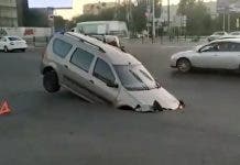 Una calle se ‘traga’ un auto en Rusia