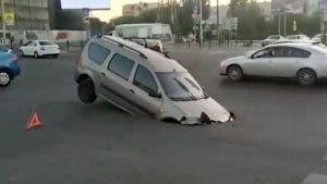 Una calle se ‘traga’ un auto en Rusia