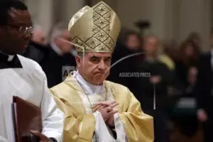 Vaticano: Cardenal Becciu renuncia en medio de escándalo