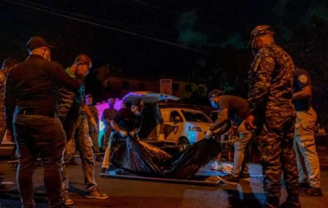 Patrulla ultima joven transitaba en motocicleta durante toque de queda