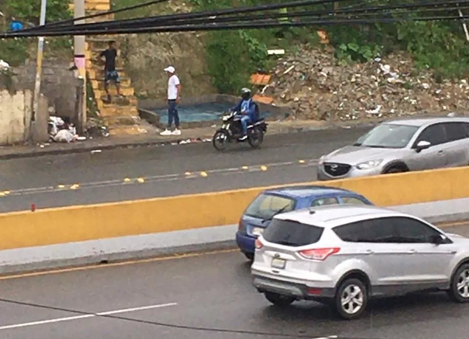 Delincuentes asaltan peatones a plena luz del día en autopista Duarte