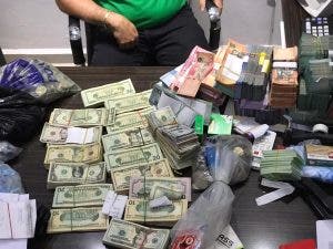 Autoridades ocupan más de RD$5 millones, miles de dólares y tres pistolas en oficina de inversiones