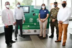 Instalan máquina recicladora donde usuarios Metro podrán canjear envases por recargas