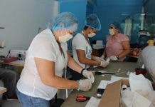 Dominicanas y venezolanas emprenden negocio de mascarilla tras apoyo de ONGs y alcaldías