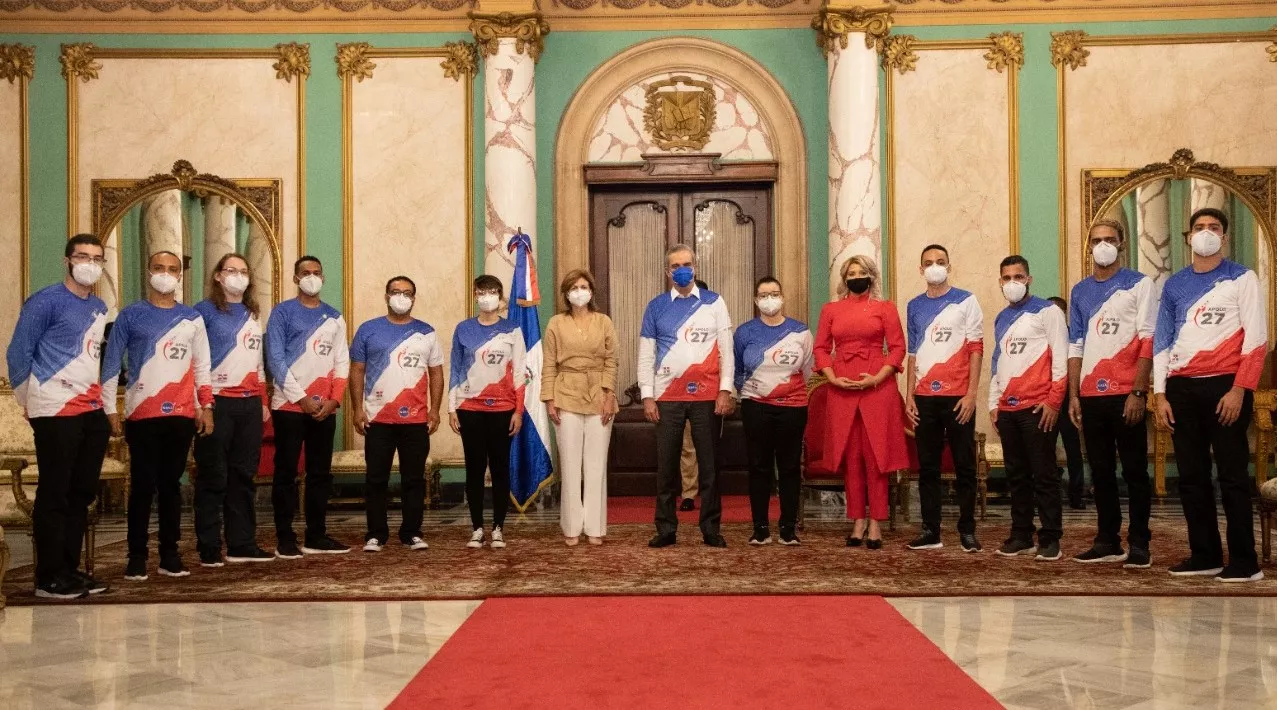 Presidente Luis Abinader recibe estudiantes del INTEC que ganaron premio de la NASA