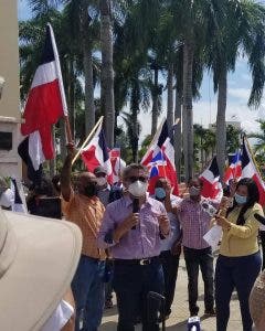 Protestan frente al Palacio Nacional por bandera LGTB