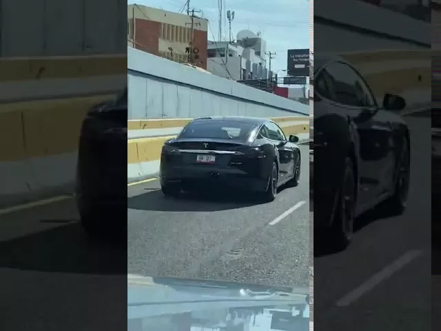 Abinader causa asombro entre transeúntes al pasar por la avenida 27 de febrero conduciendo su Tesla