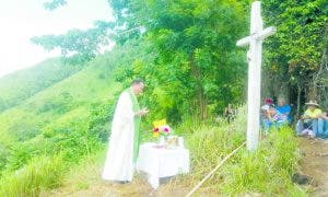 Una cruz de 77 años en una loma de El Seibo congrega a peregrinos