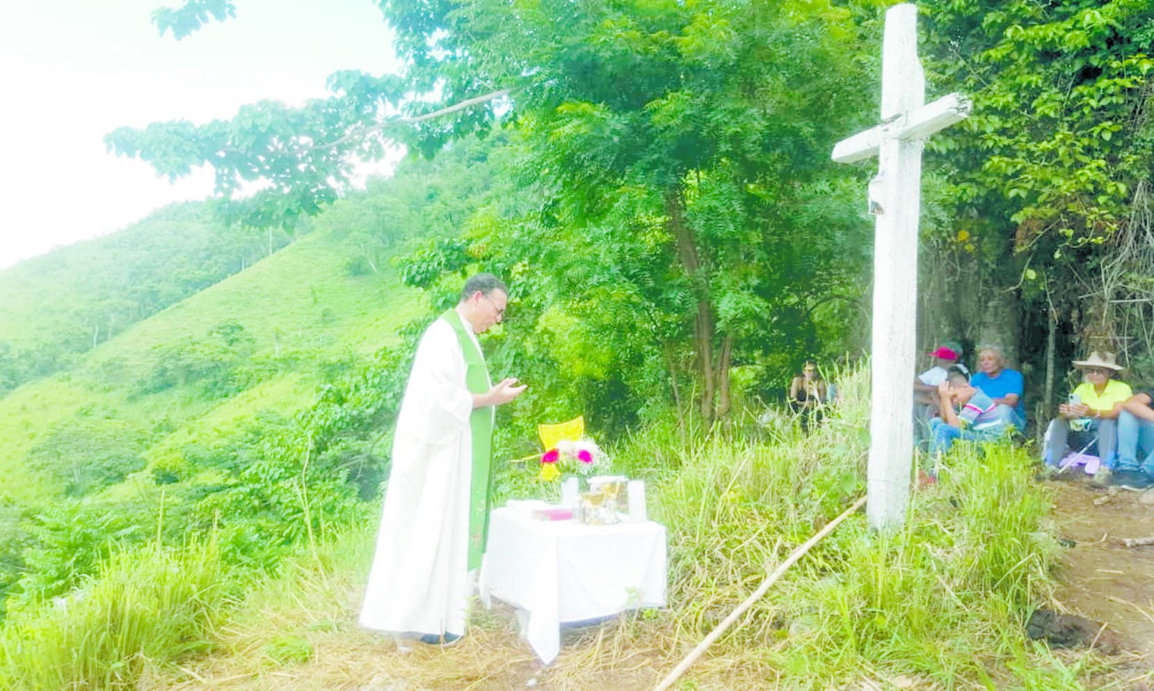 Una cruz de 77 años en una loma de El Seibo congrega a peregrinos