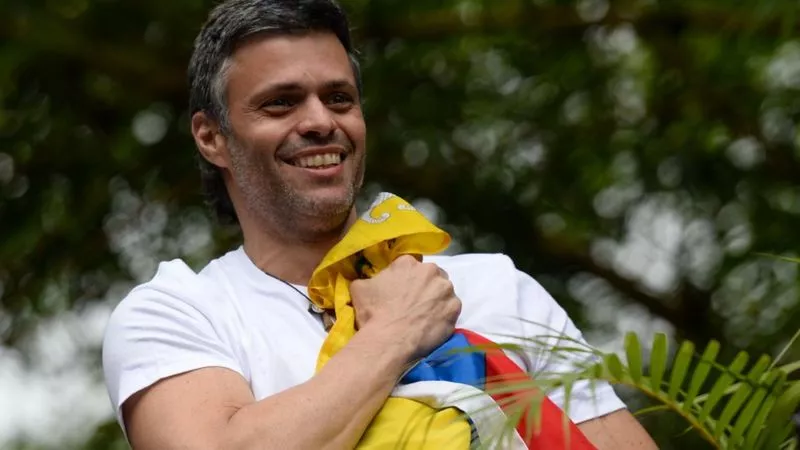 El opositor Leopoldo López sale de la embajada de España en Caracas, donde estaba refugiado, y abandona Venezuela