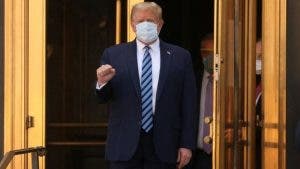 Trump regresa a Casa Blanca, aún contagioso y sin mascarilla