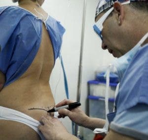 Inyección de sustancias con fines estéticos alarma  médicos