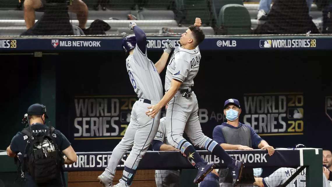 Lowe pega 2 HRs y Rays vence a Dodgers para igualar la serie