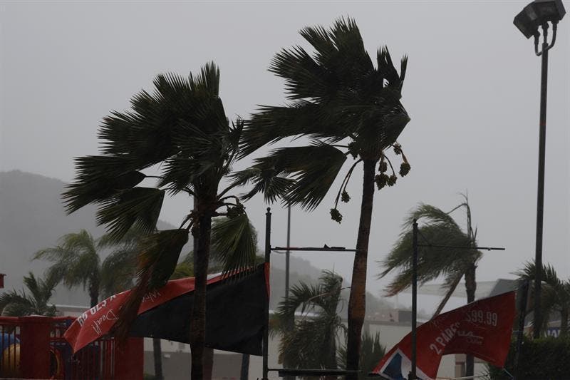 El Caribe en alerta de tormenta y el huracán Epsilon deja marejadas al norte