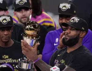 Lakers son favoritos temporada 2021 NBA