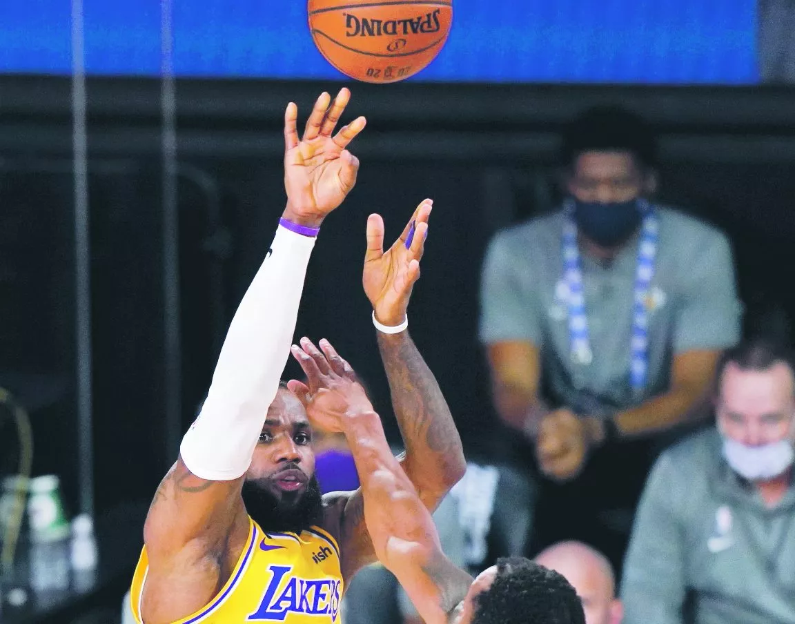 LeBron y Lakers van hoy en busca sepultar Heat