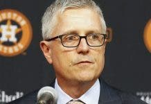 Ex gerente general Jeff Luhnow demanda a Astros de Houston