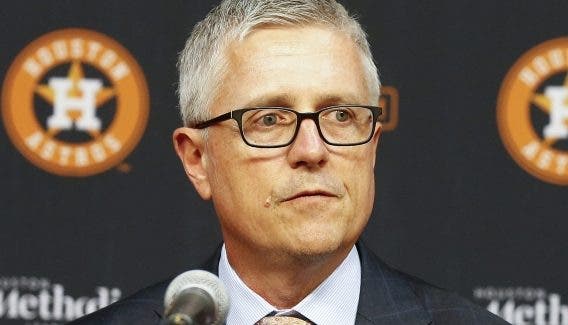 Ex gerente general Jeff Luhnow demanda a Astros de Houston
