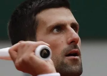 Djokovic iguala a Federer en triunfos sobre canchas tierra