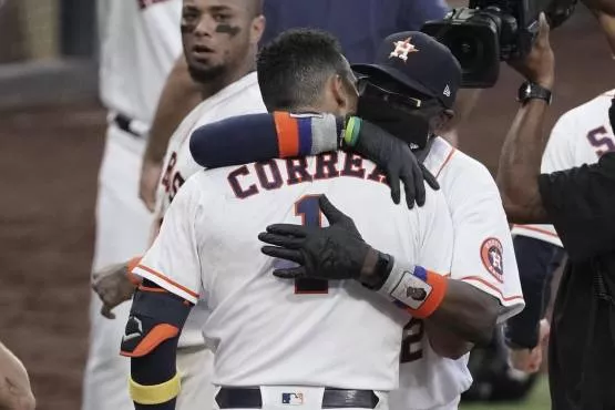 Bravos vapulean a Dodgers y están a 1 juego de Serie Mundial