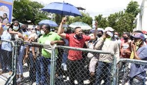 Vendedores de «La pulga» vuelven a protestar frente al Palacio Nacional