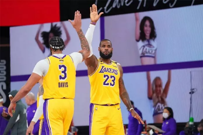 James y Davis ponen a Lakers a un triunfo del título de campeones     