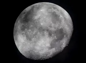 La Luna podría tener más agua congelada de lo que se cree