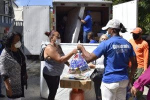 Plan Social da primera asistencia a 12 familias afectadas por incendio en Santiago