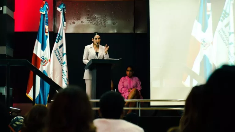 Raquel-Arbaje-durante-su-discurso-768x433