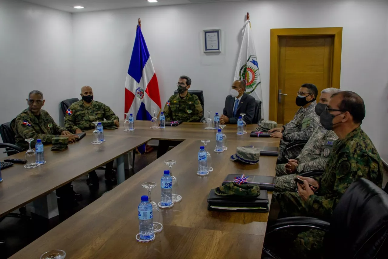 Defensa ratifica apoyo de la DNCD contra narcotráfico y crimen organizado