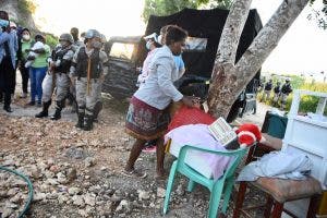 Medio Ambiente desaloja personas ocuparon área protegida en Las Américas