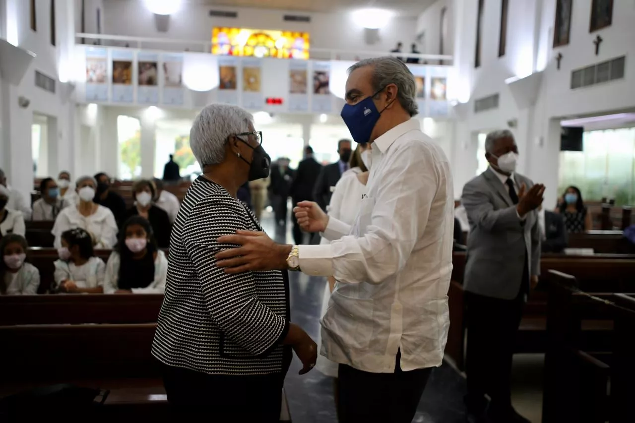 Presidente Abinader y primera dama Raquel Arbaje asisten a misa madre de Altagracia Salazar