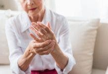 ¿Qué es la artritis reumatoide y qué síntomas provoca?