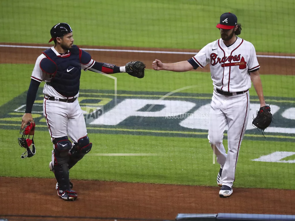 Bravos blanquean a Marlins y amplían ventaja en la serie